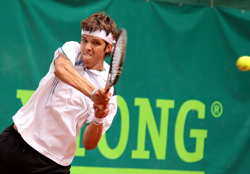 Na centrálním prostějovském kurtu proběhlo v neděli finále 1. ročníku turnaje kategorie Futures, ve kterém Jiří Veselý (v černobílé kombinaci) porazil Rakušana Dominica Thiema dvakrát 6:4 a připsal si 27 bodů do žebříčku ATP.