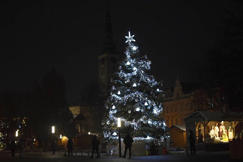 Vánoční strom na prostějovském náměstí TGM, listopad 2021