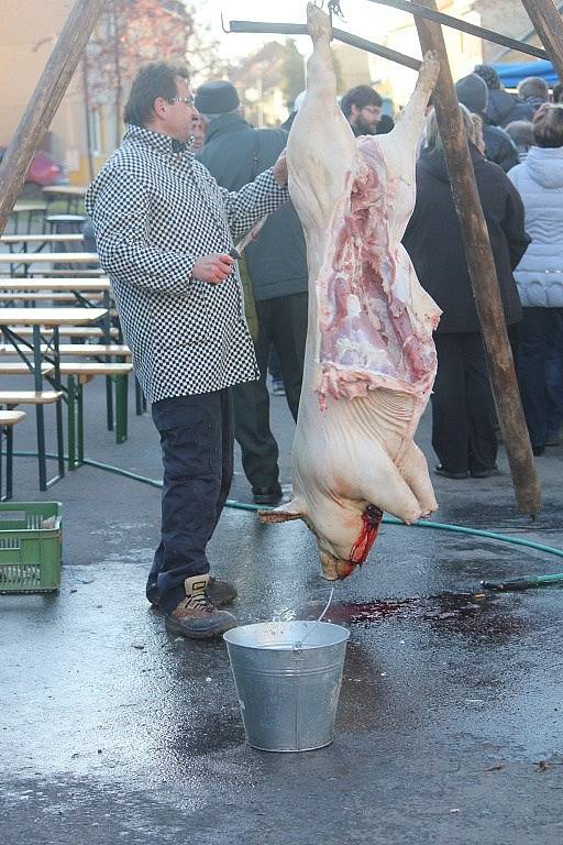 Vrbátecké vepřobraní se už tradičně konalo v sobotu před obecním úřadem ve Vrbátkách. Už po osmé si lidé mohli koupit zabijačkové dobroty, punč i sladkosti, které napekly zdejší maminky. Mnoho nakupujících lákala i tombola.