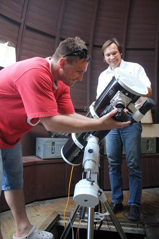 Amatérský astrofotograf Martin Tyršal (vlevo) a Karel Trutnovský pořizují snímky vesmíru z prostějovské hvězdárny