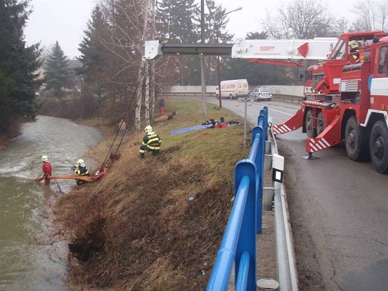 Z řeky v Mostkovicích vytáhli hasiči havarované auto. 