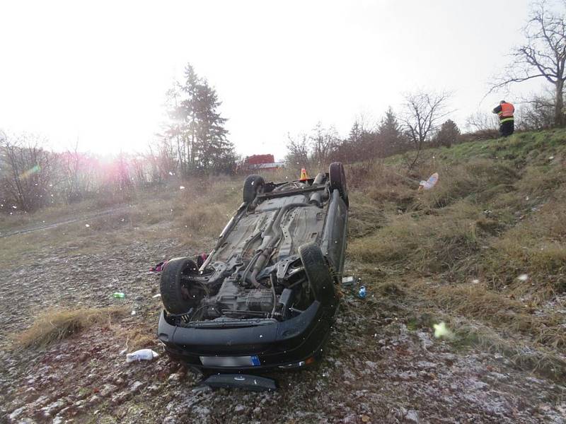 Žena po nehodě, při níž skončilo auto na střeše, musela být převezená do nemocnice. 