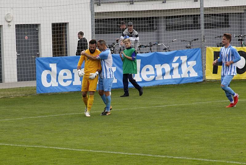 Fotbalisté Prostějova (v bílo-modrém) porazili Žižkov 2:1.