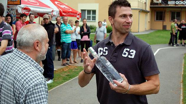 Fotbalový trunaj v Olšanech -  kapitán Jestřábů Lukáš Duba přebírá cenu za druhé místo