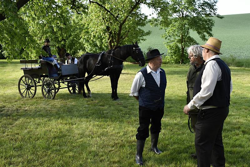 Parta pivínských recesistů si při tradičním sečení trávy zazpívala i zatančila. 29.5. 2021