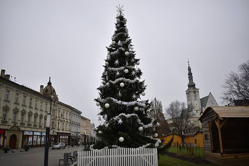 Centrální prostějovské náměstí se halí do vánočního hávu. Ozdobený už je vánoční strom a desítky malých smrčků. 26.11. 2020