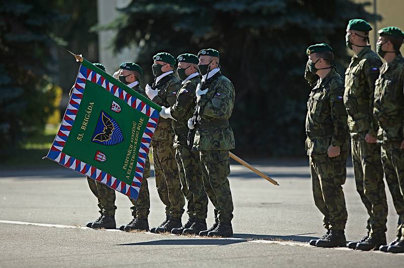 Slavnostní nástup 53.pPzEB při příležitosti propůjčení bojové zástavy 553. praporu bezpilotních prostředků za účasti prezidenta Miloše Zemana.