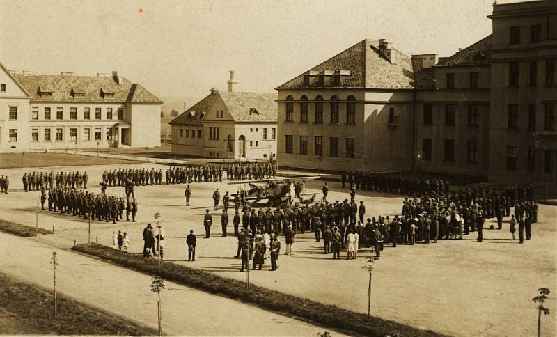 Od října 1928 získala škola název Vojenské letecké učiliště.