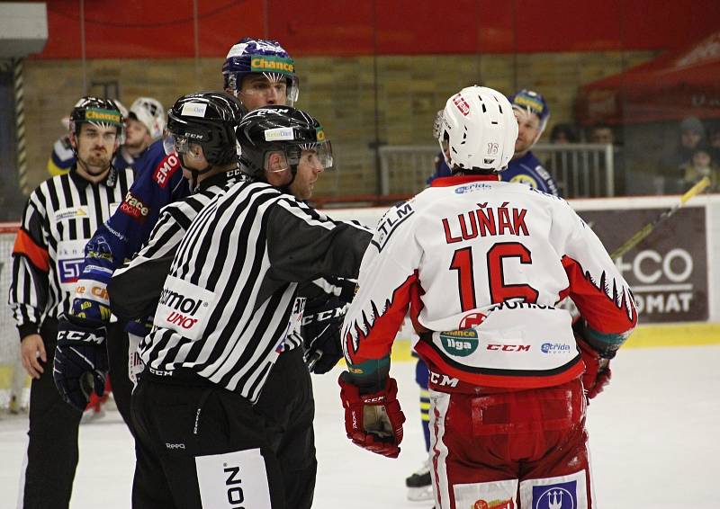 Hokejisté Prostějova (v červeno-bílém) porazili Přerov 3:2 po samostatných nájezdech.