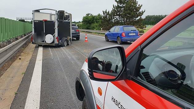 Nehoda přívěsu s koňmi uzavřela dálnici D46 ve směru z Olomouce na Prostějov. 24.6. 2021