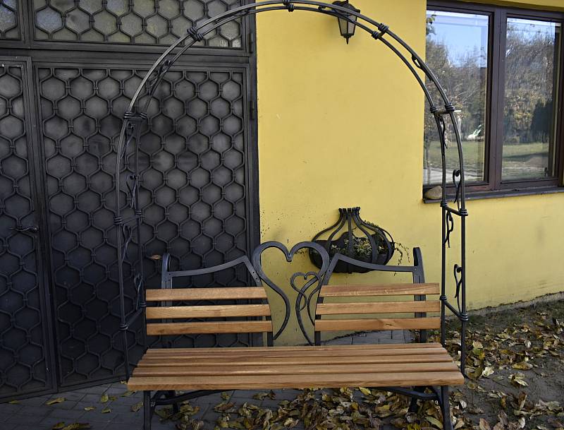 Lavičku zamilovaných vyrobili pro prostějovskou botanickou zahradu bratři Milan a Ivo Stawaritschové z Kostelce na Hané. 3.11. 2021