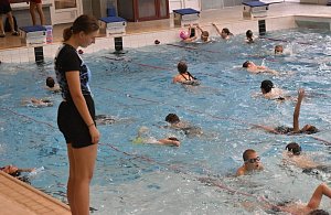 Stovky dětí se denně připravují v bazénu městských lázní v Prostějově.