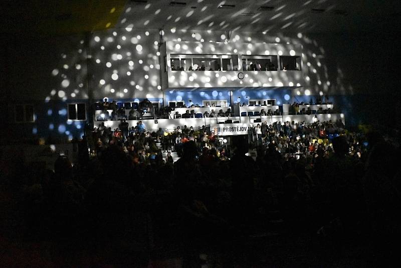 Koncert Jaromíra Nohavici v prostějovském Sportcentru 12. 5. 2022. Přeplněné parkoviště, nekonečná fronta a euforie ve vyprodané hale