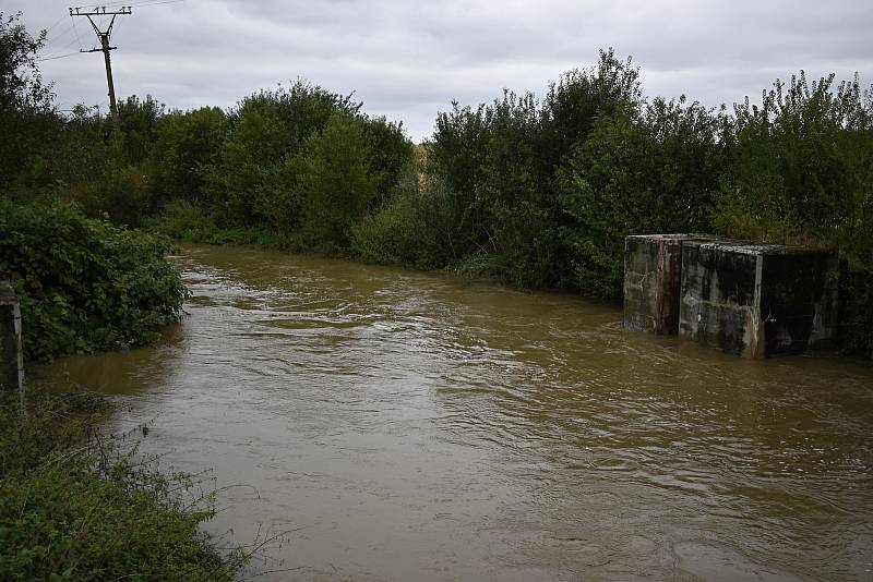 Romže se zvýšeným průtokem u Kralického háje a před Hrubčicemi. 15.10. 2020