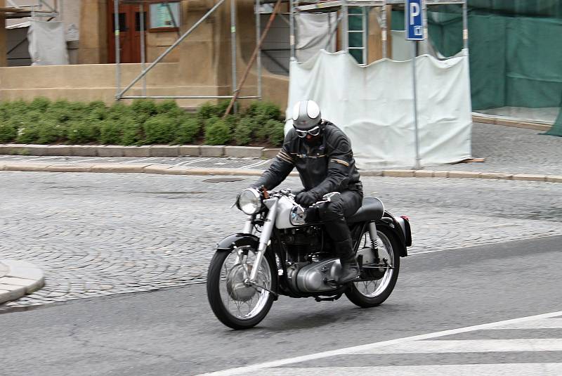 Historické motorky a auta projížděly Prostějovem. 12.5. 2019