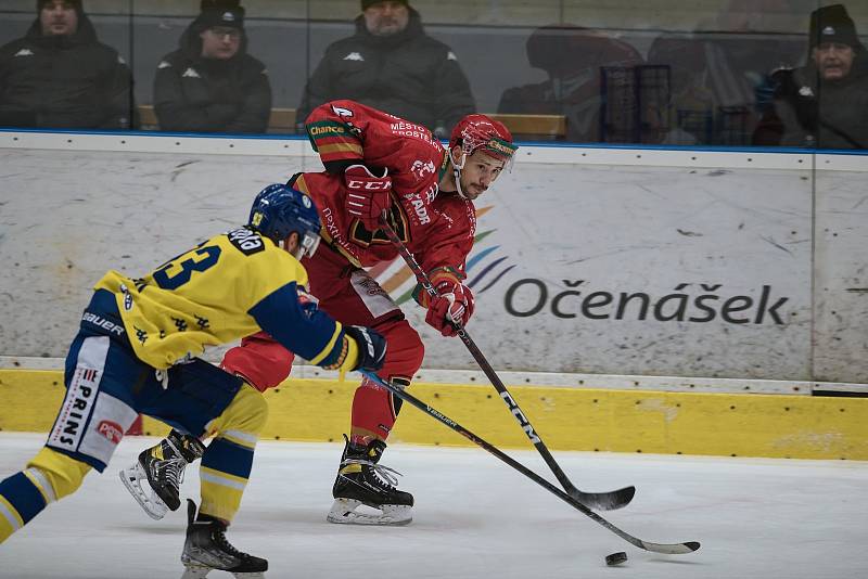 Hokejisté Přerova (ve žlutém) doma padli v derby s Prostějovem 0:3.