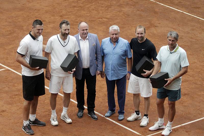 Závěrečný den prostějovského tenisové turnaje nabídl také exhibici zlatých olympioniků