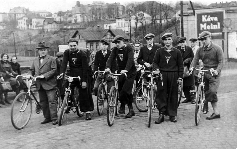 Historické snímky z cyklo putování sokolů k prezidentovi Masarykovi