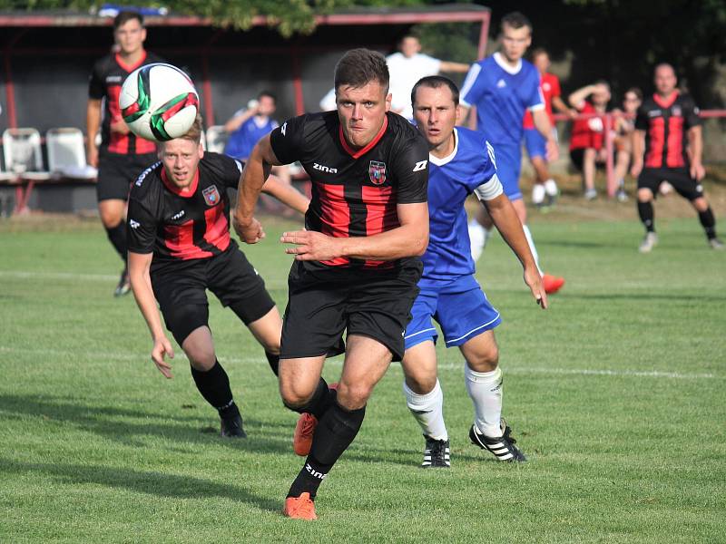 Fotbalisté Lipové (v modrém) vyhrály na hřišti nedalekého Protivanova 4:3