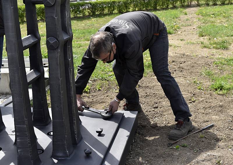 Ve středu 6. května 2020 byl před kosteleckou radnici instalován památník obětem II. světové války.