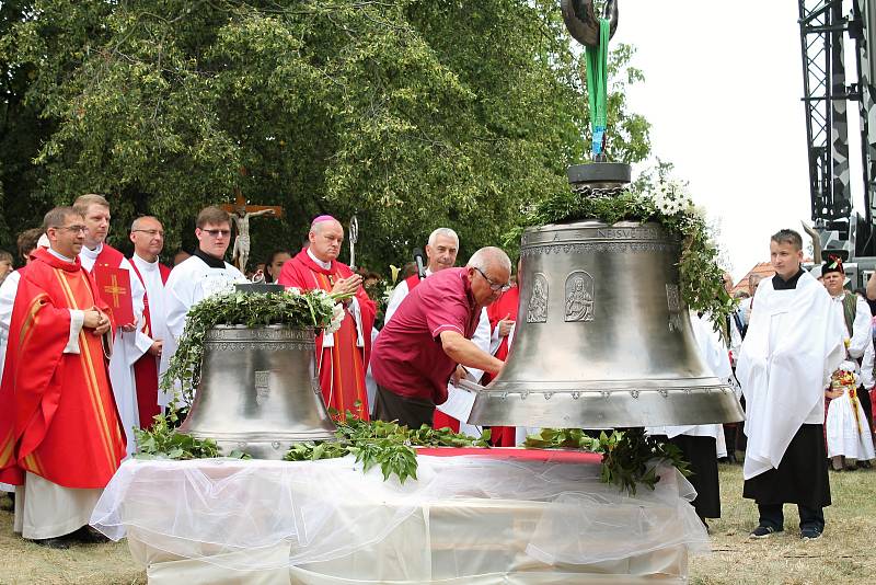 Nové dva zvony, byly v sobotním dopoledni vyzdviženy do věže kostela svatého Jakuba Staršího v Kostelci na Hané. Požehnal jim biskup Josef Nuzík. 27.7. 19