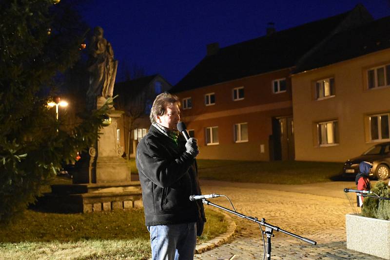 Rozsvícení vánočního stromu v Nezamyslicích 2019