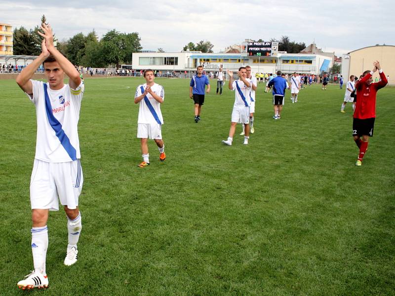 Prostějovští fotbalisté (v modrém) ve své domácí třetiligové premiéře nestačili na Frýdek-Místek, kterému podlehli 1:3.  Radost hráčů Frýdku-Místku po vítězném zápase.