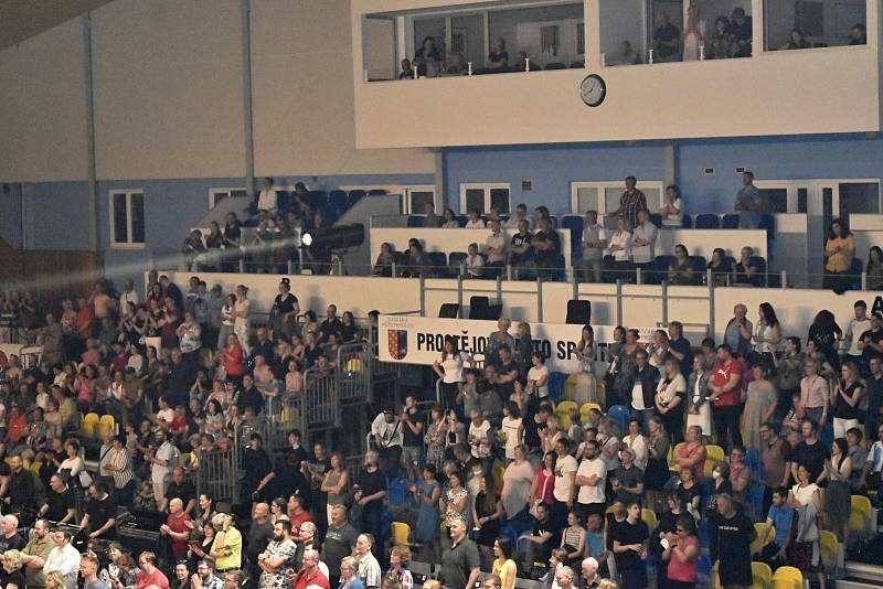 Koncert Jaromíra Nohavici v prostějovském Sportcentru 12. 5. 2022. Přeplněné parkoviště, nekonečná fronta a euforie ve vyprodané hale