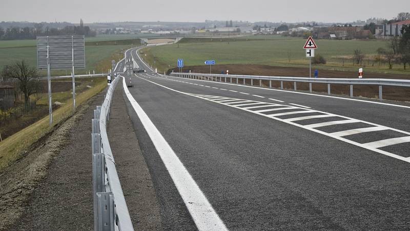 Poslední částí severního obchvatu je most a mimoúrovňová křižovatka v Kostelecké ulici, 18.11. 2021