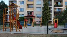 Nové dětské hřiště ve vnitrobloku sídliště na Kostelecké ulici