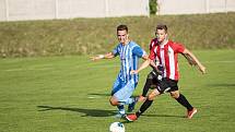 Fotbalisté Prostějova (v bílo-modrém) prohráli s Viktorií Žižkov 0:2.