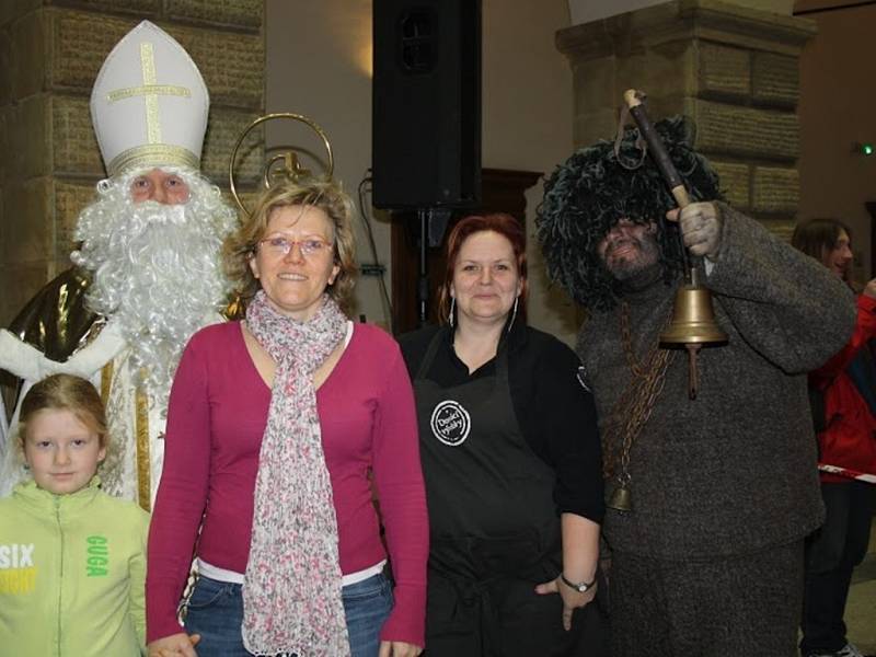 Děti si od vznešeného Mikuláše o nebeských andělů odnesly balíčky dobrot. Zlobivé hříšníky prohnala smečka pekelných čertů metlou