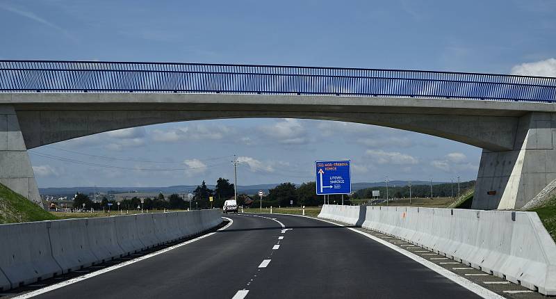 Spojka severního obchvatu od Olomoucké ulice na Smržice už slouží řidičům, stejně tak se dá projet přímo na Kostelec na Hané. 2.9. 2021