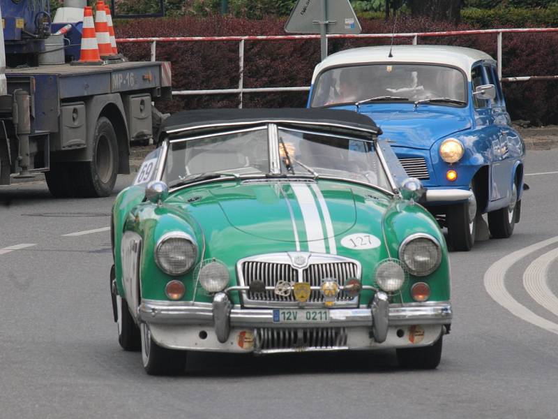 Desítky a desítky historických automobilů přijížděly v neděli ráno na hlavní prostějovské náměstí. Starší ročníky zde tak mohly zavzpomínat na své řidičské začátky, mladší pak obdivovat krásu sedmdesátiletých čtyřkolých dědečků. 