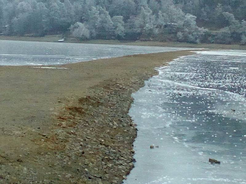 Zamrzlá plumlovská přehrada s nízkým stavem vody - 23. 1. 2019