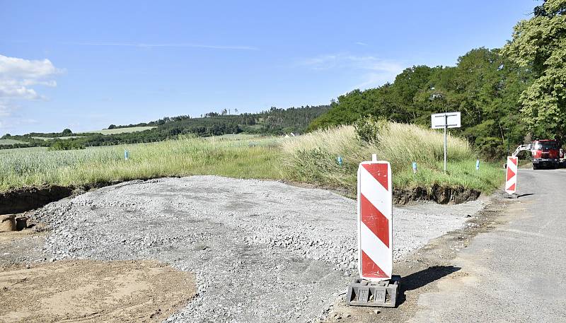 Začala stavba chodníku a rekonstrukce silnice ze Slatinek. 17.6. 2022