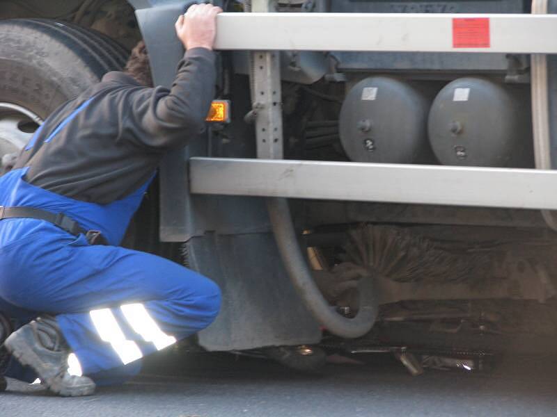 Nehoda na prostějovské Vápenici: cyklistka zůstala zaklíněná pod níklaďákem