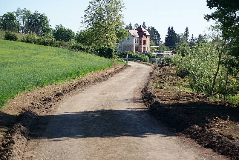 Stavba cyklostezky podél severního břehu plumlovské přehrady - 1. 6. 2020 (první den asfaltování a záběry z úseku od Plumlova k pláži U Lázničků)