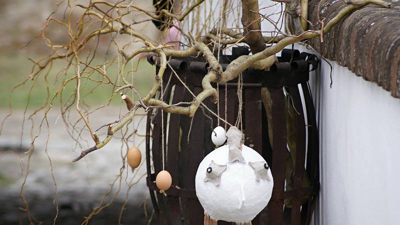 Velikonočně vyzdobené nádvoří plumlovského zámku - 2. 4. 2021