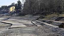 Plumlovská přehrada 26. března 2021. Velká rekonstrukce výpusti Plumlovské přehrady už běží. Nízká hladina odkrývá část dna a starou hráz