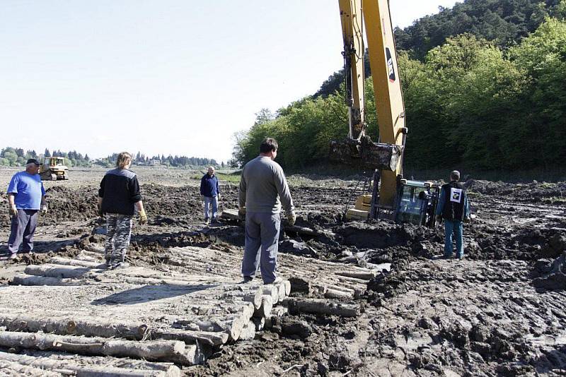 Uvízlý bagr na dně vypuštěné plumlovské přehrady