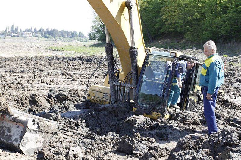 Uvízlý bagr na dně vypuštěné plumlovské přehrady