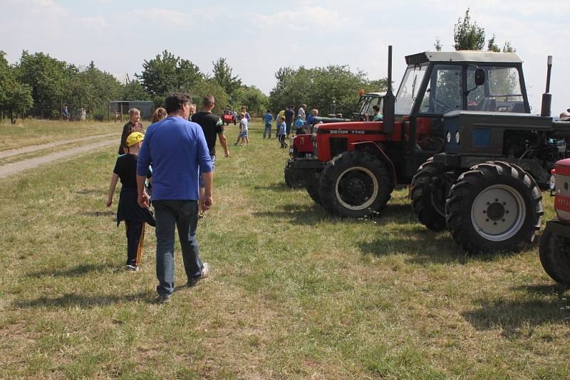 Do Suchdolu se sjelo několik desítek závodníků. Čekaly je překážky deváté Traktoriády. 