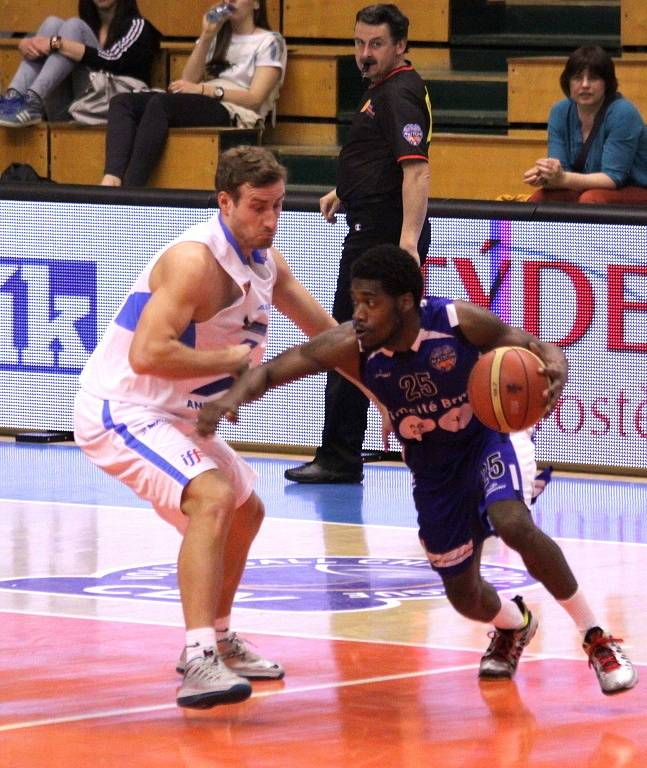 Prostějovští basketbalisté uzavřeli v sobotu základní část Mattoni NBL. V posledním zápase na domácí palubovce porazili Brno 91:76.