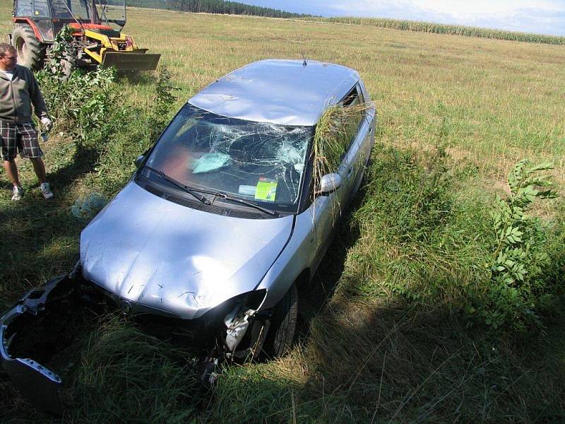 Řidička nezvládla svou fábii a u Otaslavic obrátila své auto na střechu