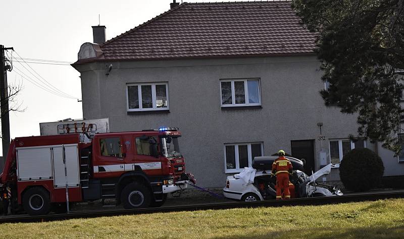 Osobní vlak smetl na nechráněném přejezdu v Kostelci na Hané osobní automobil se čtyřmi lidmi. 25.2. 2021