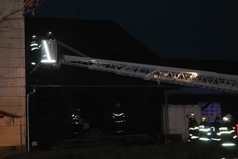 HOŘELA SBĚRNA. Dřevěné skladiště prostějovského Místního nádraží zachvátily v sobotu v podvečer plameny. Foto: Deník/Zdeněk Vysloužil