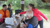 Sokoli a turisté z Olšan u Prostějova vyrazili na Velký Kosíř. Čekalo je zde čepované pivo.
