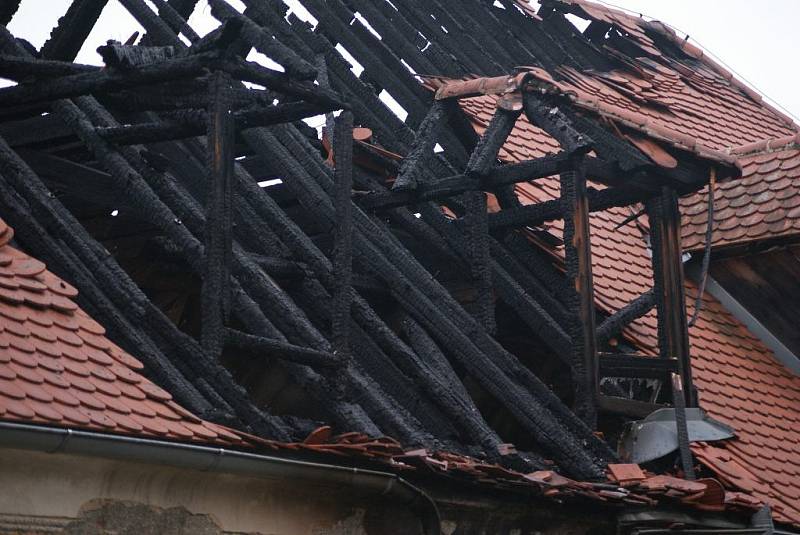 Požár jedné z hospodářských budov nízkého zámku v Plumlově. Dohašovací práce – úterý ráno.