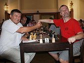 Šachový turnaj Wisconsin Cup 2011 v Prostějově - Ředitel turnaje Karel Virgler v souboji s Rusem Viktorem Volodinem